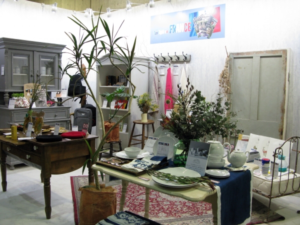 フランズ製アンティーク家具・古書・ファッション雑貨・などを特別展示「Spotlight on France」