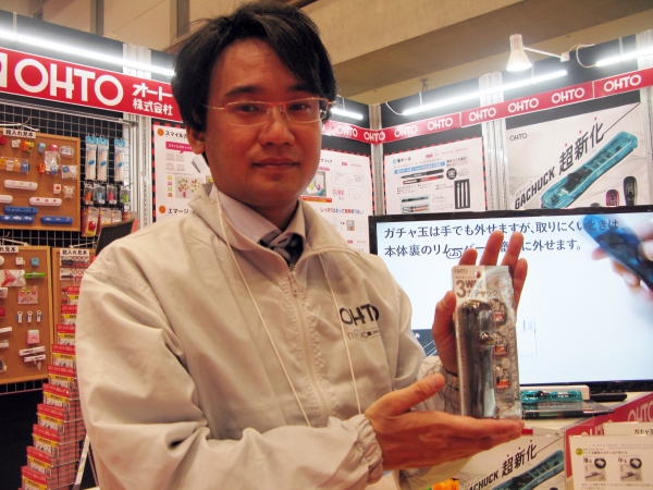 本体一つで3種類のガチャ玉を使用できる紙綴じクリップガチャック「３ＷＡＹガチャック」オート