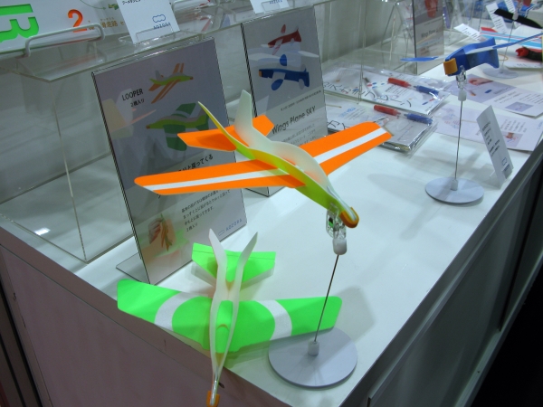 なげるとくるりと戻ってくる　ブーメランヒコーキ「Ｌｏｏｐｅｒ」あおぞら