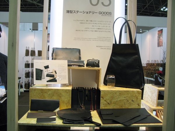 牛革を使用し職人が一つひとつ丁寧に仕上げた「薄型ステーショナリーＧＯＯＳ」サクラワクス