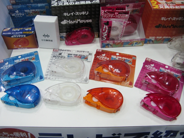 テープ台不用！片手で素早くセロハンテープを貼れ、指紋がつかない「ハリマウス」