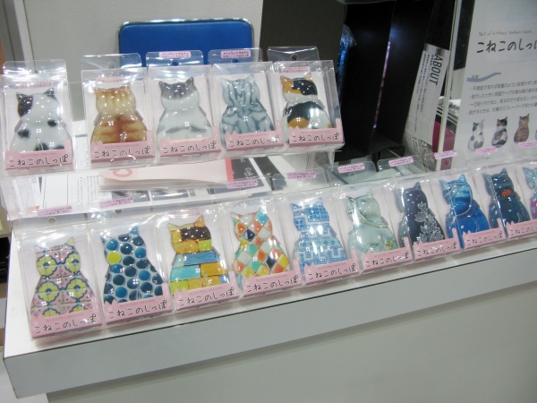 マイクロ吸盤シートで、しっかり貼りつき子猫の尻尾でホールド「こねこのしっぽ」シーダース