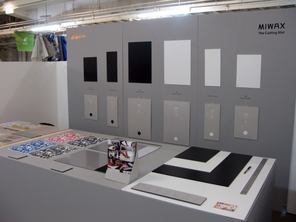 日本の確かな技術を持った工場だからこそ実現できる高品質と創作を邪魔しないデザイン。オーダーメイド「ミワックス ザ カッティングマット」