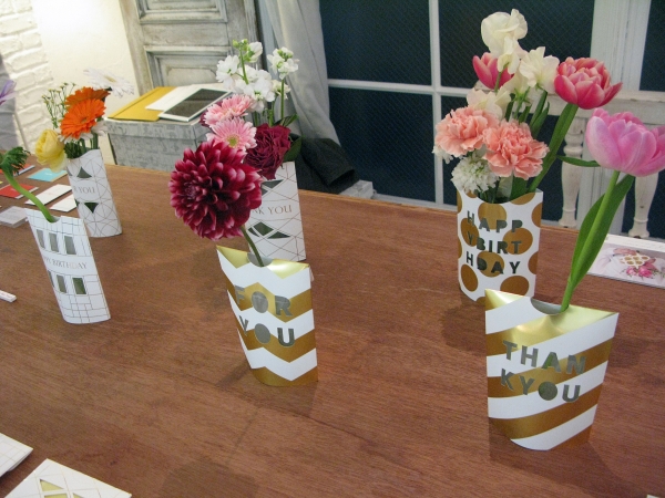 花瓶になるメッセージカード「メッセージフラワーベース」。内袋には切り花の延命剤を加工、初回の使用に限り花の延命効果が持続する。