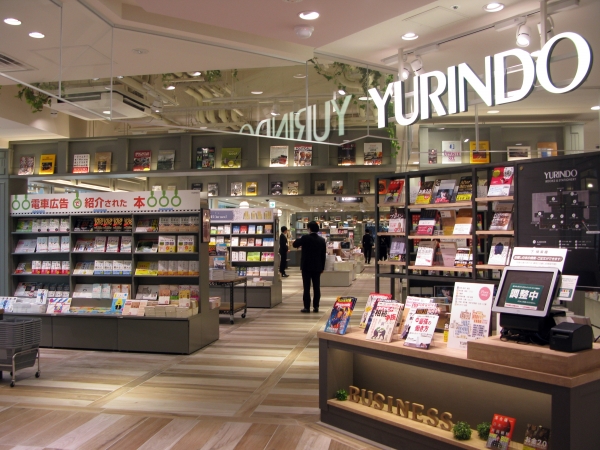 需要の高い書籍は店頭に配置し、出勤前の慌ただしい時間に立ち寄ってもすぐに見つけ購入しやすく