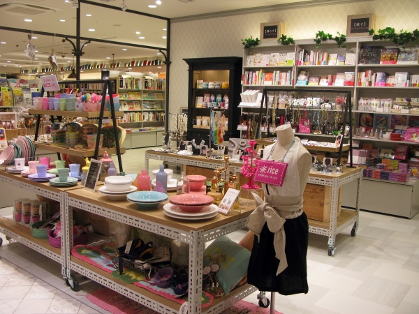 商材と連動したセレクト本を置きショッピングをより楽しめる　女性向け雑貨「YURINDO Moi-meme」