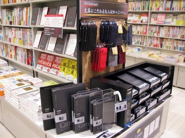 ビジネス書売場には、関連する文具を設置しクロスオーバーを展開