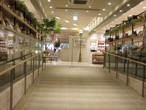 既存フロアから同店のある新区画入り口部分には、『何があるのだろう』と興味を持てる演出を