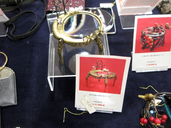 ルーペ部分を泉に見立てその横に仔鹿をあしらった優雅なデザイン「泉と仔鹿の置き型ルーペ」