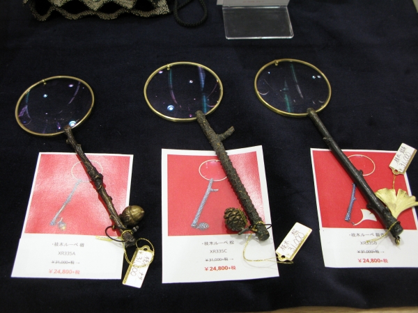 チャーム部分がポケットのアクセントになり、必要な時にサッと取出せる「枝木ルーペ」