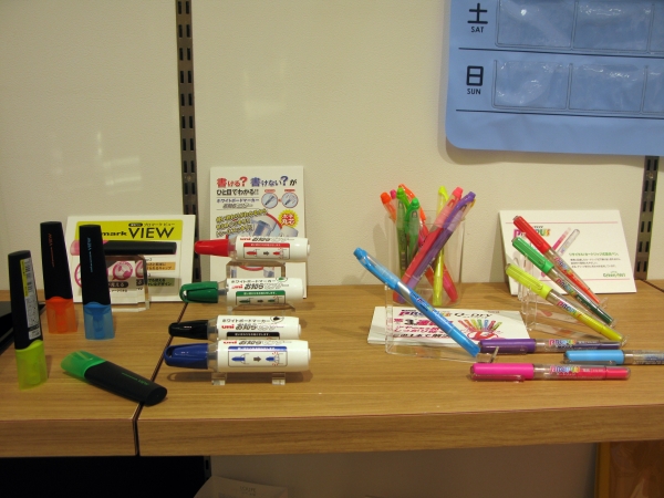 透明ボディや透明ペン芯を採用しよく～見える文具も紹介