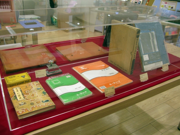 貴重なリヒト製「スタンプ台」やモリイチ・森氏との対談が掲載された「文具の歴史」を展示