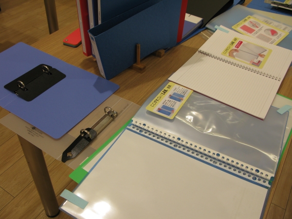 ここではファイルのとじ具が、軽く開けやすくなっていく進化の過程を触って実感できます。