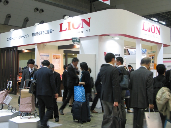ライオン事務器ブース ： 介護施設産業展 13-20 