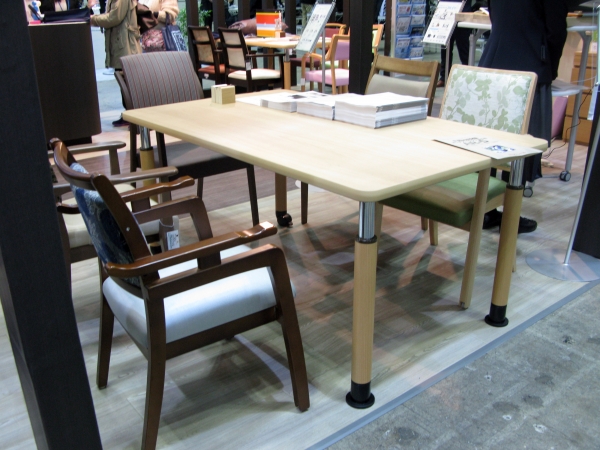 「テネロチェアー」は前脚キャスター付き、引き寄せなどの操作を楽にし、スタッフの負担を軽減