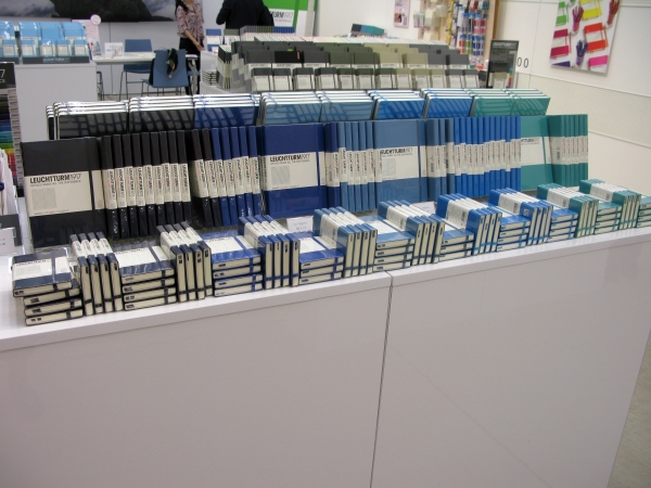 ブルーの種類も豊富。2冊、3冊と揃えてグラデーション使いも可能です。