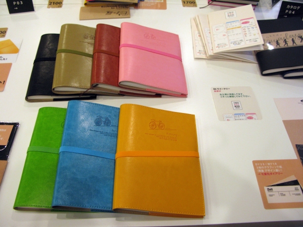 手帳用美文字練習帳付、合皮ワイズゴムＢ6ウィークリーダイアリー　1800円（税抜）