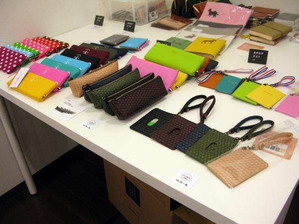 シンプルな合皮パスケース、ペンケースなど揃えて使える　680円～980円（税抜）