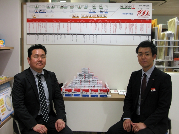 ニチバンの中島氏、藤田氏の協力のもと、「セロテープ」の歴史や製造工程、環境配慮などを詳しく展示