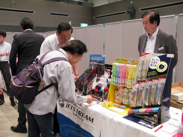 クセになる、なめらかな書き味。の油性ボールペン「ジェットストリーム」などを試し書き