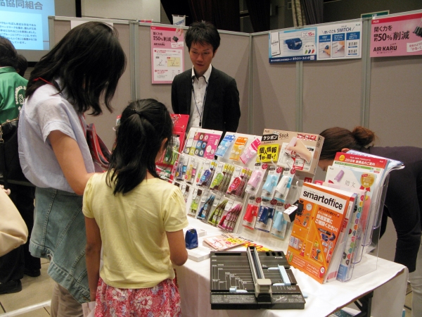 てこの原理を応用！かる～く開けるクリップ「エアかる」を親子で体験　プラス