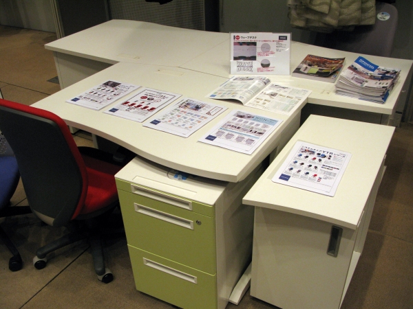 向かい合うワーカーとの視線をずらし集中力を高める。天板がウェーブ状「ウェーブデスク」トヨセット