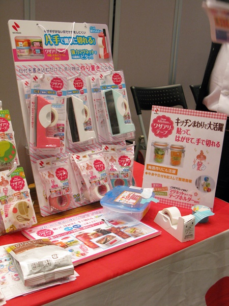 手で簡単に切れ、貼ってはがせる水に強いフィルム素材のテープ「Dear Kitchen ワザアリテープ」ニチバン