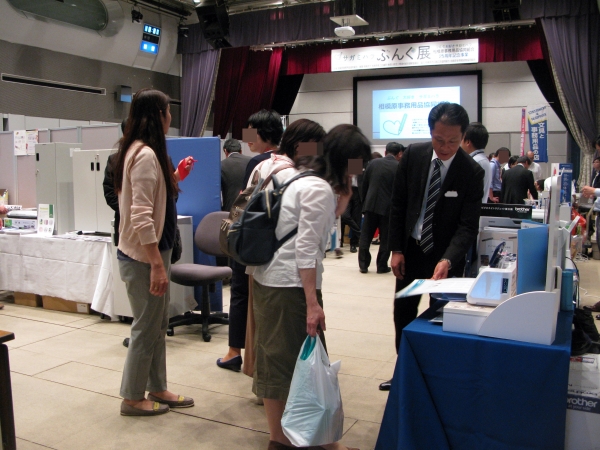 官公庁や一般ユーザーが来場し、各メーカの文具を実際に手に取って試してもらいました