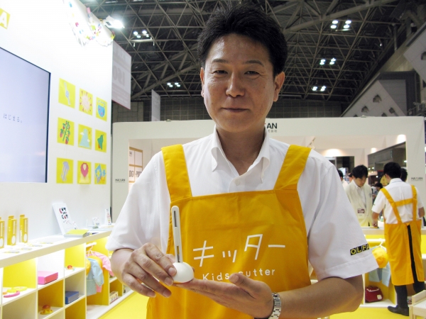 子どもには取り扱いが危ないとされてきた従来のカッターの問題点に向き合い開発、子ども用カッター「キッター」オルファ