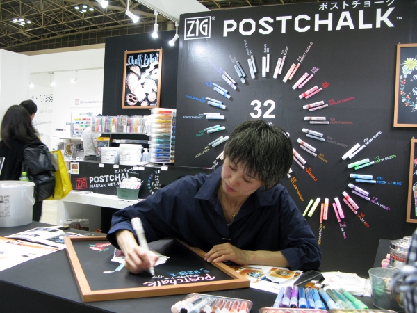 日本ボードアート協会の吉野まり子さんによる「水彩マーカーＺＩＧポストチョークマーカ」を使ったデモンストレーション　呉竹