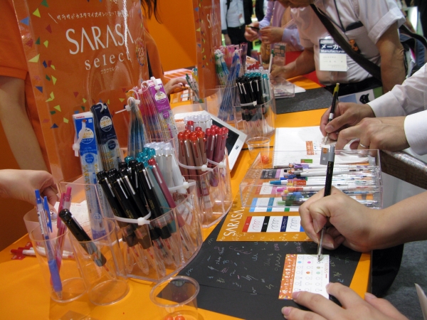 来場者に選んでもらうジェルボールペン「サラサクリップ」の中芯人気色ランキング　ゼブラ