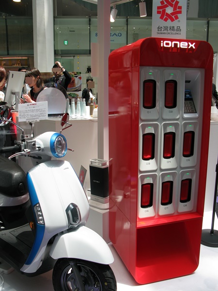 電動バイク「Ｉｏｎｅｘスクーター」自体に内部コアバッテリーを装備　キムコジャパン