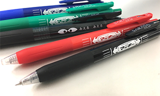 ゼブラの看板商品同士がコラボした書籍限定付録