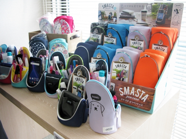 マグネットでピタッと固定。スマートにスタンドする「スマ・スタ立つペンケース」販促提案