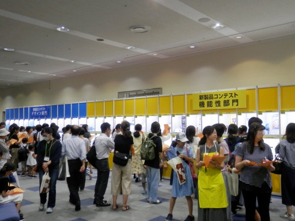 投票する人で賑わう新製品コンテスト