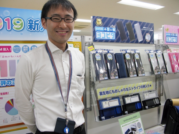 従来型筆入れ(同社比)から25％サイズダウンし、ランドセルの中に横向きに入れられる「ヨコピタ」