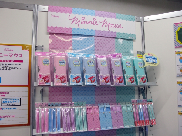 無地指定校でも、安心して使ってもらえるエンボス加工キャラクター「ミニマウス」もヨコピタに！