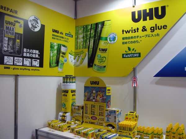 スマートな回転ヘッドが特長。点・線・面の3通りの塗布が可能「UHU　twist＆glue」参考出品　ステッドラー日本