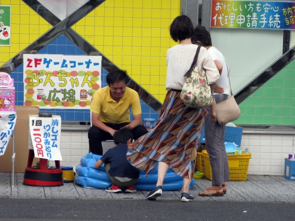 熱さを忘れて、スーパーボールすくいにご執心！！