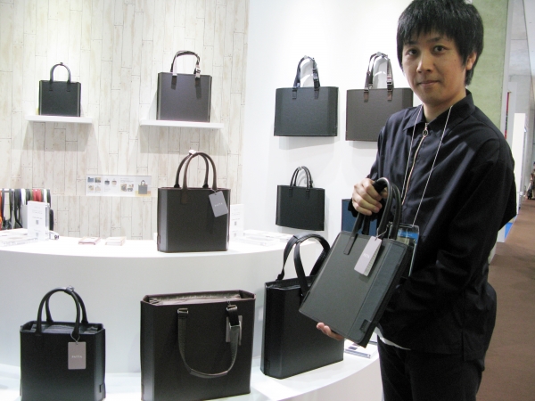 折畳が出来、組み立てるとマチが出来、自立するボックス型バック「BOX　TOTE　BAG　SQUARE　S」PATTA