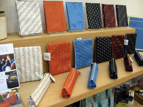 オリジナルテキスタイルは、最高級のジャガードを紡ぐ、国内の工場で作られています「ポーチ」ナカノ