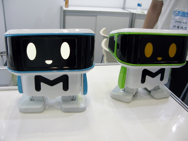 コーディングで楽しくダンスとミュージックを作るロボット「ムボ」ROBO　DIVNE