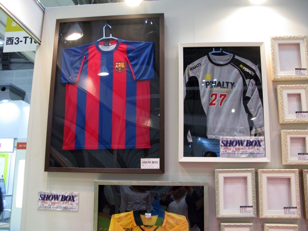 重厚感ある木製フレームに25ｍｍの奥行、厚みのあるディスプレイが楽しめる大型フレーム「ショーボックス」アルテ