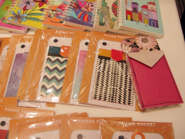 携帯に便利！スマートフォンの裏側に貼れる名刺ケース　昶富国際實業股イ分有限公司