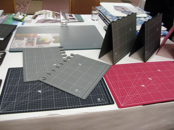 2枚以上マットを繋ぎ合わせて大型サイズに特許取得「パズルカッティングマット」YING　SIN