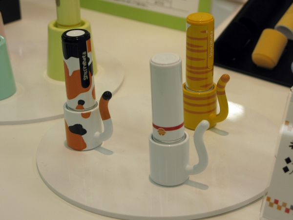 ミケ猫、チャトラなど尻尾がアクセントのキュートなネコ柄にチェンジ！「ネーム9着せ替えパーツ　おめかしっぽ」シヤチハタ