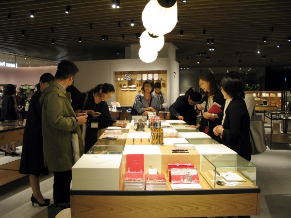 店内の中央には、3.4mの大きなテーブルが。さまざまなペンで試し書きができます。