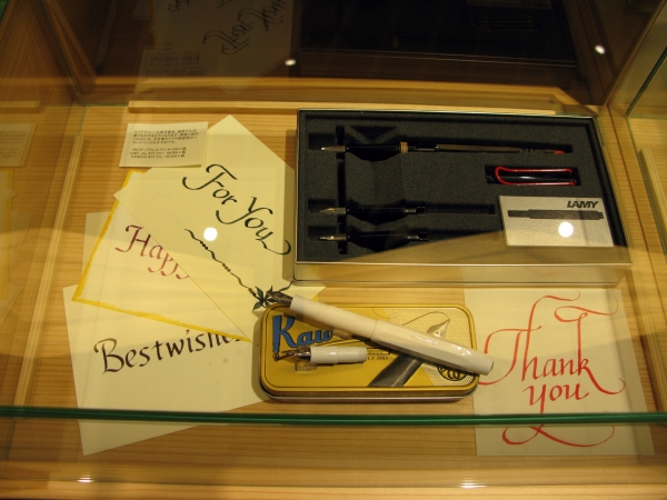 カリグラフィーは西洋の書道。簡単に始めてみるには、万年筆タイプや練習用のパラレルペンがおすすめ