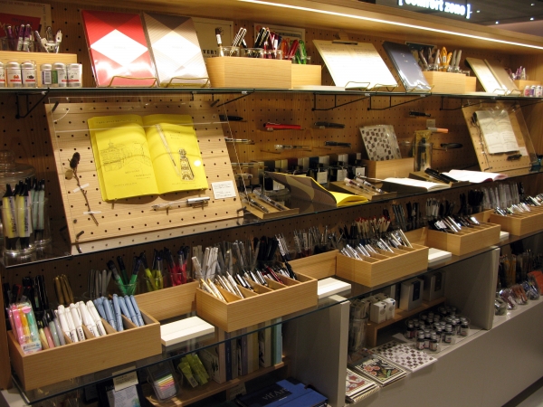 ゆっくりと自分に合った1本の筆記具を見つけてみては