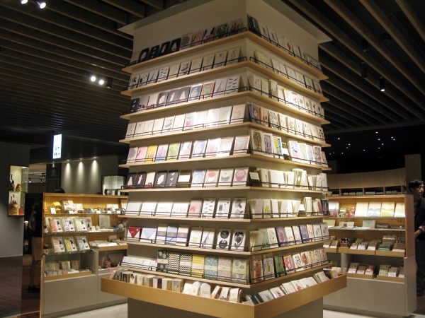 カードタワーには、オリジナルに加え、世界のカードをセレクト